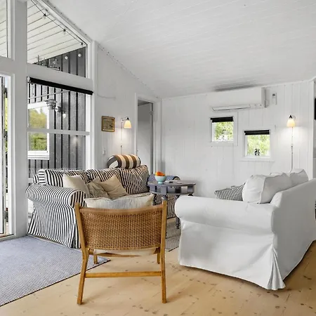 6 Bedroom Cozy In Otterup